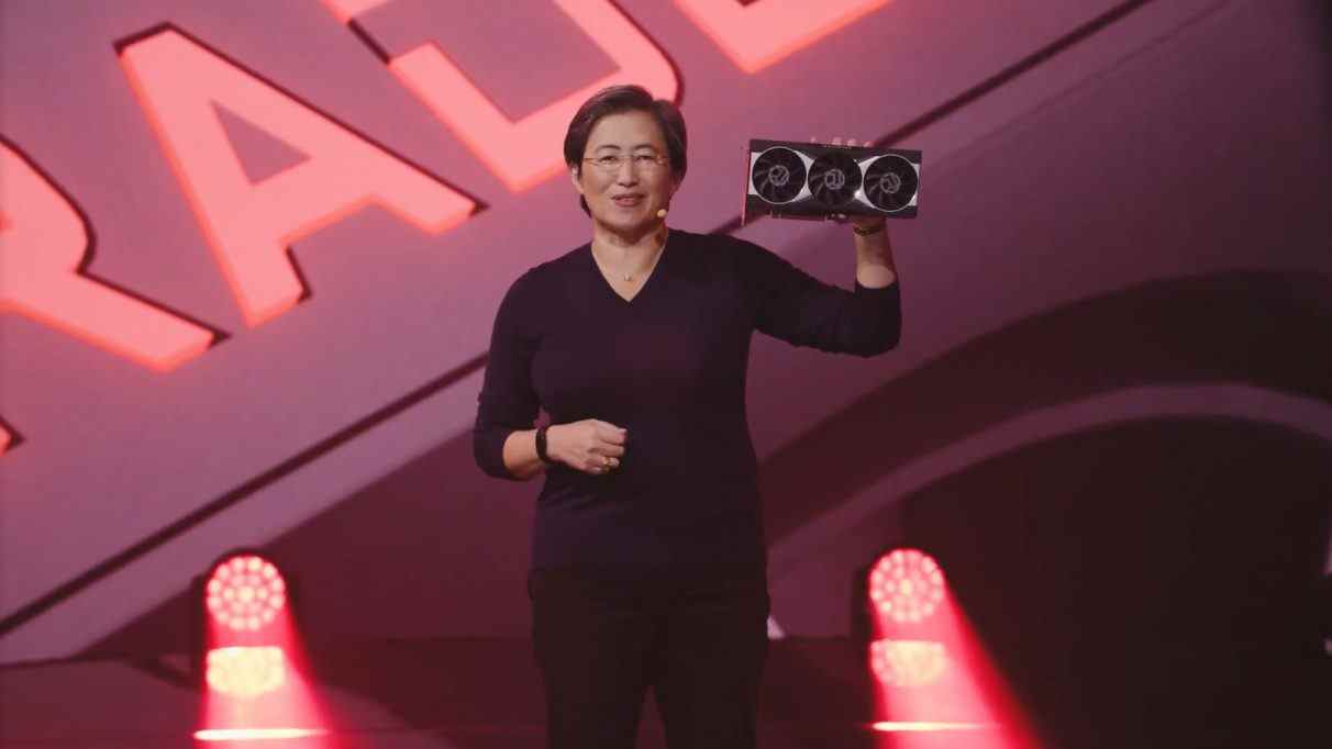 Le PDG d'AMD, le Dr Lisa Su, tenant le premier GPU Radeon RX 6000 Big Navi.