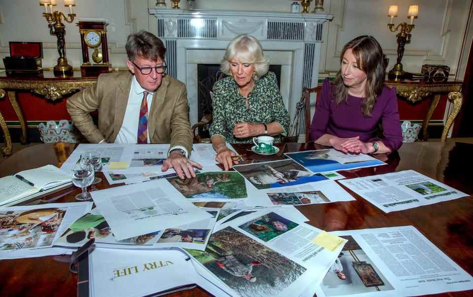 La duchesse de Cornouailles parcourt les épreuves de page avant la publication avec le rédacteur en chef Mark Hedges et la rédactrice en chef Paula Lester - Mark Williamson