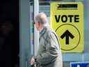 Un homme arrive pour voter dans un bureau de vote le jour de l'élection fédérale à Shawinigan, au Québec, le lundi 21 octobre 2019.