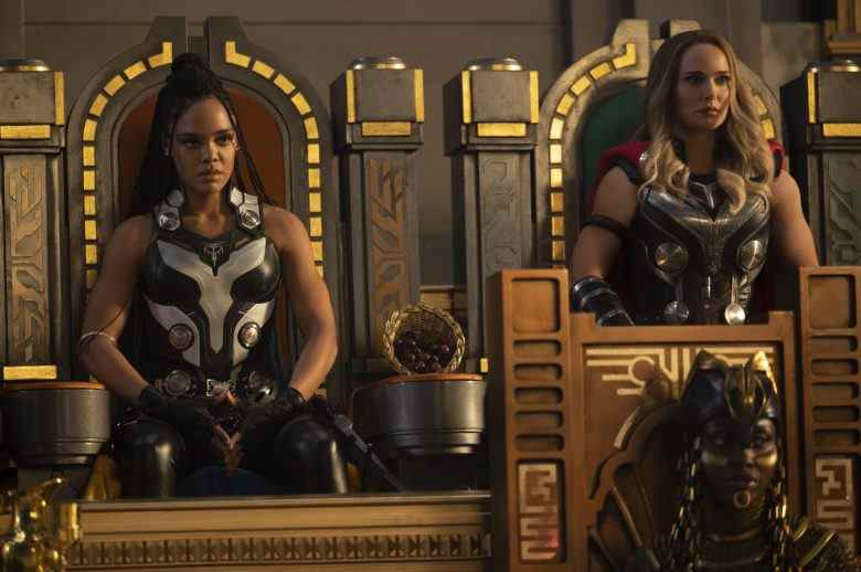 (LR) : Tessa Thompson dans le rôle de Valkyrie et Natalie Portman dans le rôle de Mighty Thor dans THOR : LOVE AND THUNDER des studios Marvel.  Photo de Jasin Boland.  ©Marvel Studios 2022. Tous droits réservés.