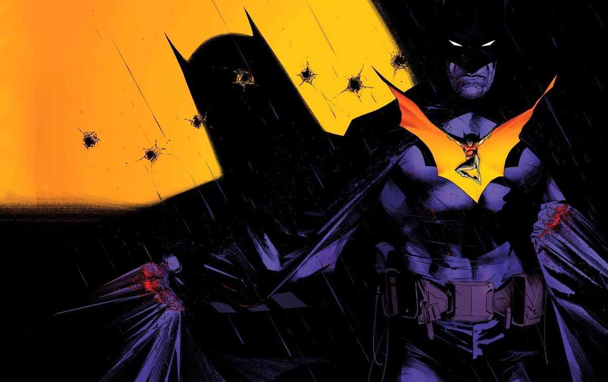 Batman étend sa cape sur la couverture enveloppante de Batman #125 (2022).  Une ligne irrégulière de trous de balle marque le mur à sa droite.  Sur sa poitrine est superposée une petite image de Robin/Tim Drake sautant avec la cape déployée.