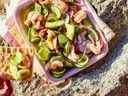 Aguachile (crevettes fraîches en papillon avec avocat, concombre, citron vert et salsa serrano épicée) de Mi Cocina.