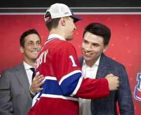 Nick Suzuki des Canadiens de Montréal accueille le premier choix de repêchage de l'équipe, Juraj Slafkovsky, lors du repêchage de la LNH à Montréal le jeudi 7 juillet 2022.