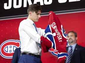Geoff Molson accueille Juraj Slafkovsky en tant que premier choix de repêchage des Canadiens de Montréal lors du repêchage de la LNH à Montréal le jeudi 7 juillet 2022.