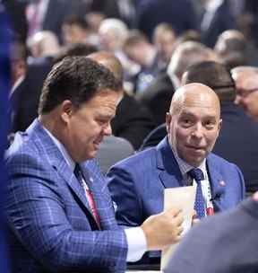 Jeff Gorton, vice-président exécutif, Opérations Hockey, à gauche, et le directeur général Kent Hughes discutent lors du repêchage de la LNH à Montréal le jeudi 7 juillet 2022.