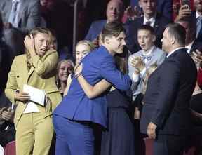 Juraj Slafkovsky et sa famille réagissent alors que les Canadiens de Montréal choisissent Slafkovsky comme premier choix de repêchage lors du repêchage de la LNH à Montréal le jeudi 7 juillet 2022.