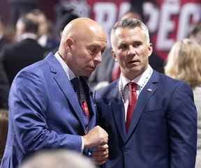 Le directeur général des Canadiens de Montréal, Kent Hughes, s'entretient avec l'entraîneur-chef Martin St. Louis, à droite, lors du repêchage de la LNH à Montréal le jeudi 7 juillet 2022.