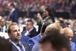 Le propriétaire des Canadiens de Montréal, Geoff Molson, regarde les équipes annoncer leurs choix lors du repêchage de la LNH à Montréal le jeudi 7 juillet 2022.
