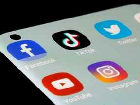La nouvelle approche réglementerait actuellement les cinq mêmes catégories de contenu et couvrirait «les services que les Canadiens associent intuitivement au terme plateforme de médias sociaux» – en nommant spécifiquement Facebook, YouTube, Instagram, Twitter et TikTok.