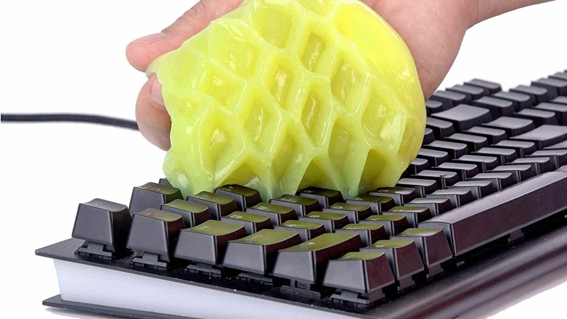 Comment nettoyer le clavier : clavier générique avec quelqu'un utilisant du gel mastic