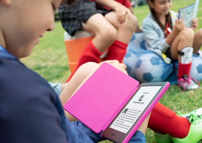 Un enfant utilisant la liseuse Kindle Kids.