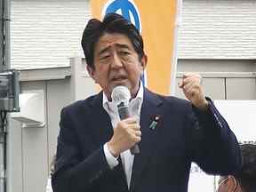 Dans cette image tirée d'une vidéo, l'ancien Premier ministre japonais Shinzo Abe prononce un discours de campagne à Nara, dans l'ouest du Japon, peu de temps avant d'être abattu le vendredi 8 juillet 2022. (Kyodo News via AP)