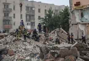 Des sauveteurs travaillent dans un immeuble résidentiel endommagé par une frappe militaire russe, au milieu de l'invasion russe de l'Ukraine, dans la ville de Chasiv Yar, dans la région de Donetsk, Ukraine, le 10 juillet 2022.