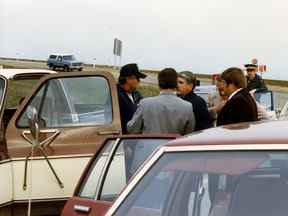 7 mai 1984 : Colin Thatcher (en casquette) est arrêté juste au nord de Moose Jaw.