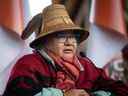 La chef nationale de l'Assemblée des Premières Nations, RoseAnne Archibald, porte un chapeau que lui a donné la Première Nation Chehalis alors qu'elle prend la parole lors d'une conférence de presse avant une cérémonie Tk'emlups te Secwepemc pour honorer les survivants des pensionnats indiens et marquer la première Journée nationale pour la vérité et la réconciliation , à Kamloops, C.-B., le jeudi 30 septembre 2021.