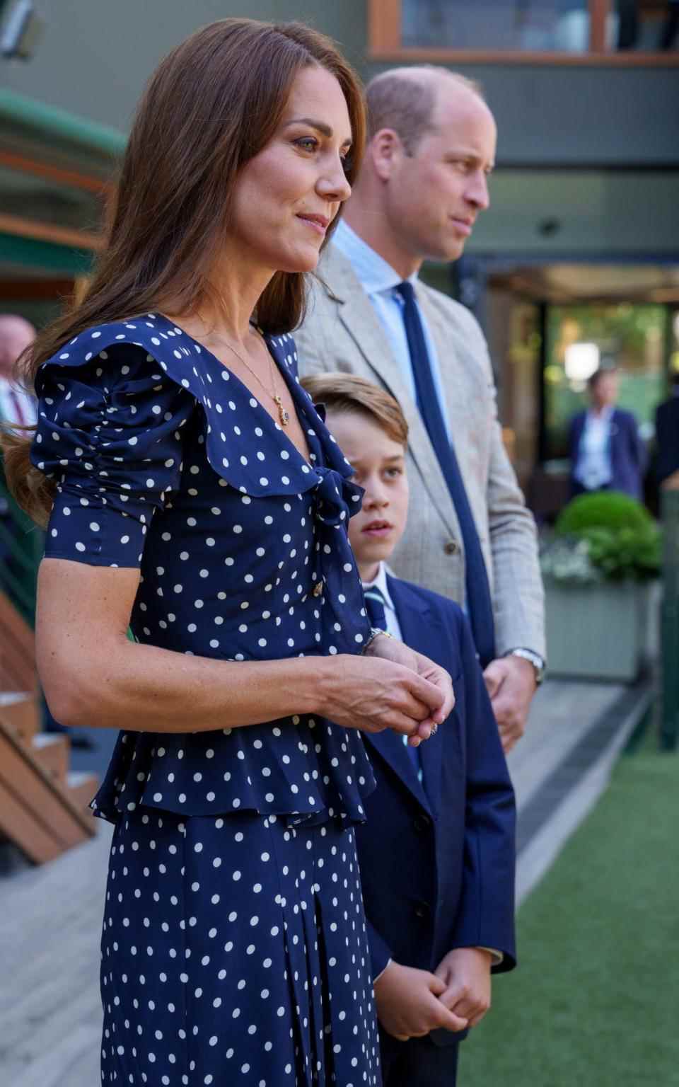 La duchesse de Cambridge à la finale du simple messieurs de Wimbledon, vêtue d'une jupe bleu marine et d'un haut assorti à pois blancs - Thomas Lovelock/AELTC/PA wire
