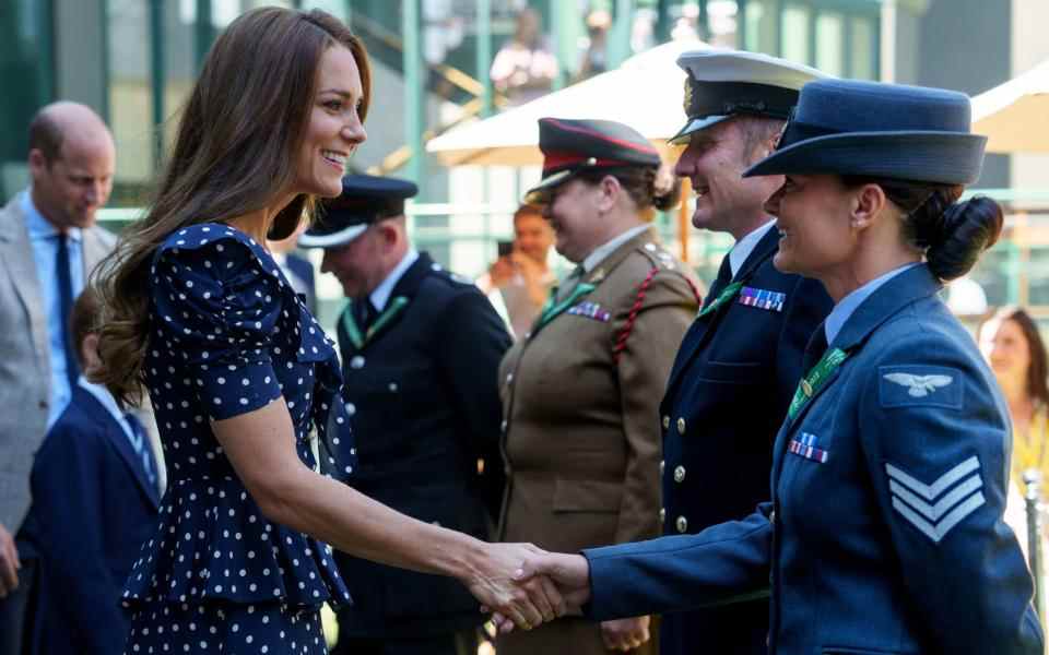 La duchesse de Cambridge rencontre un groupe de militaires qui travaillent comme stewards à Wimbledon - Thomas Lovelock/AELTC/PA wire