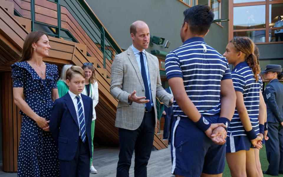 Le duc et la duchesse de Cambridge, ainsi que le prince George, rencontrent des garçons et des filles de balle à Wimbledon – Andrew Baker/AELTC/PA wire