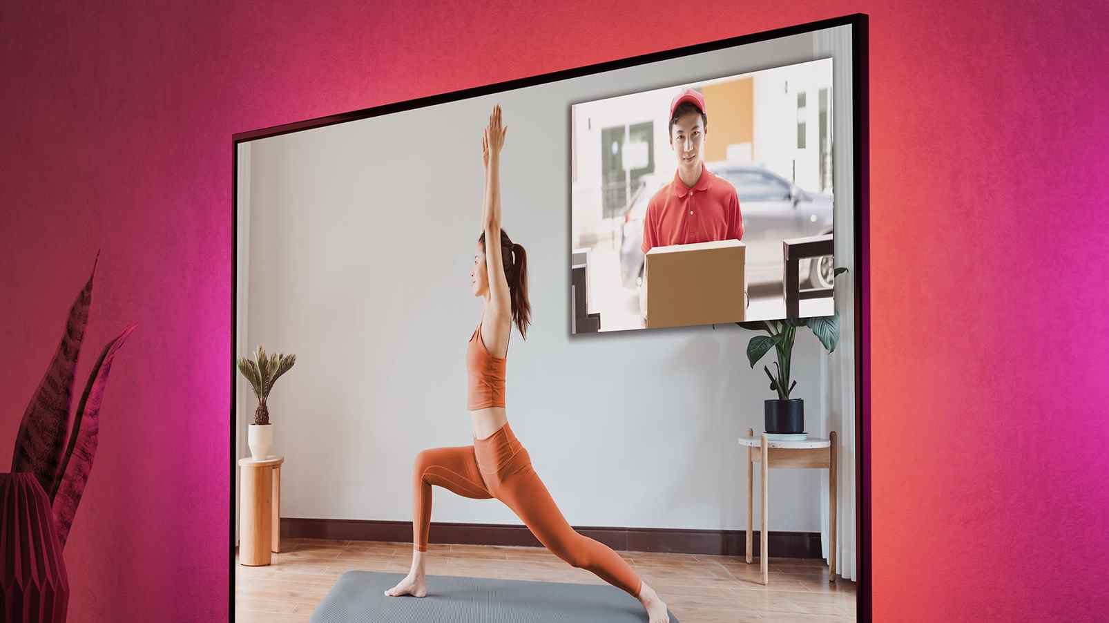 L'image Live View en mode image sur Amazon Fire TV Stick 4K Max, avec le flux d'un livreur dans le coin d'une vidéo de routine de yoga