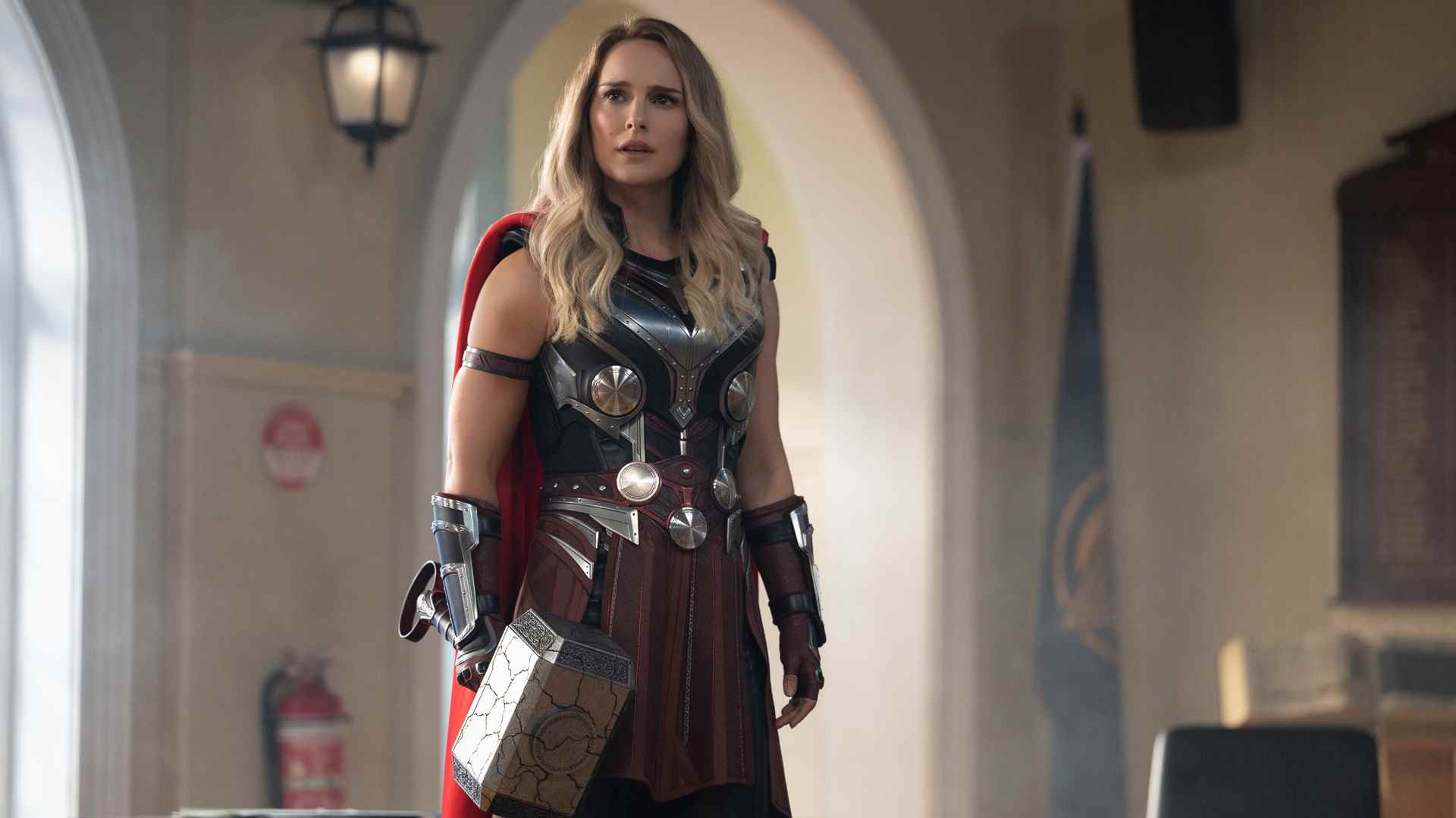 Mighty Thor de Jane Foster se tient dans la salle du trône de New Asgard alors qu'elle tient Mjolnir dans Thor: Love and Thunder