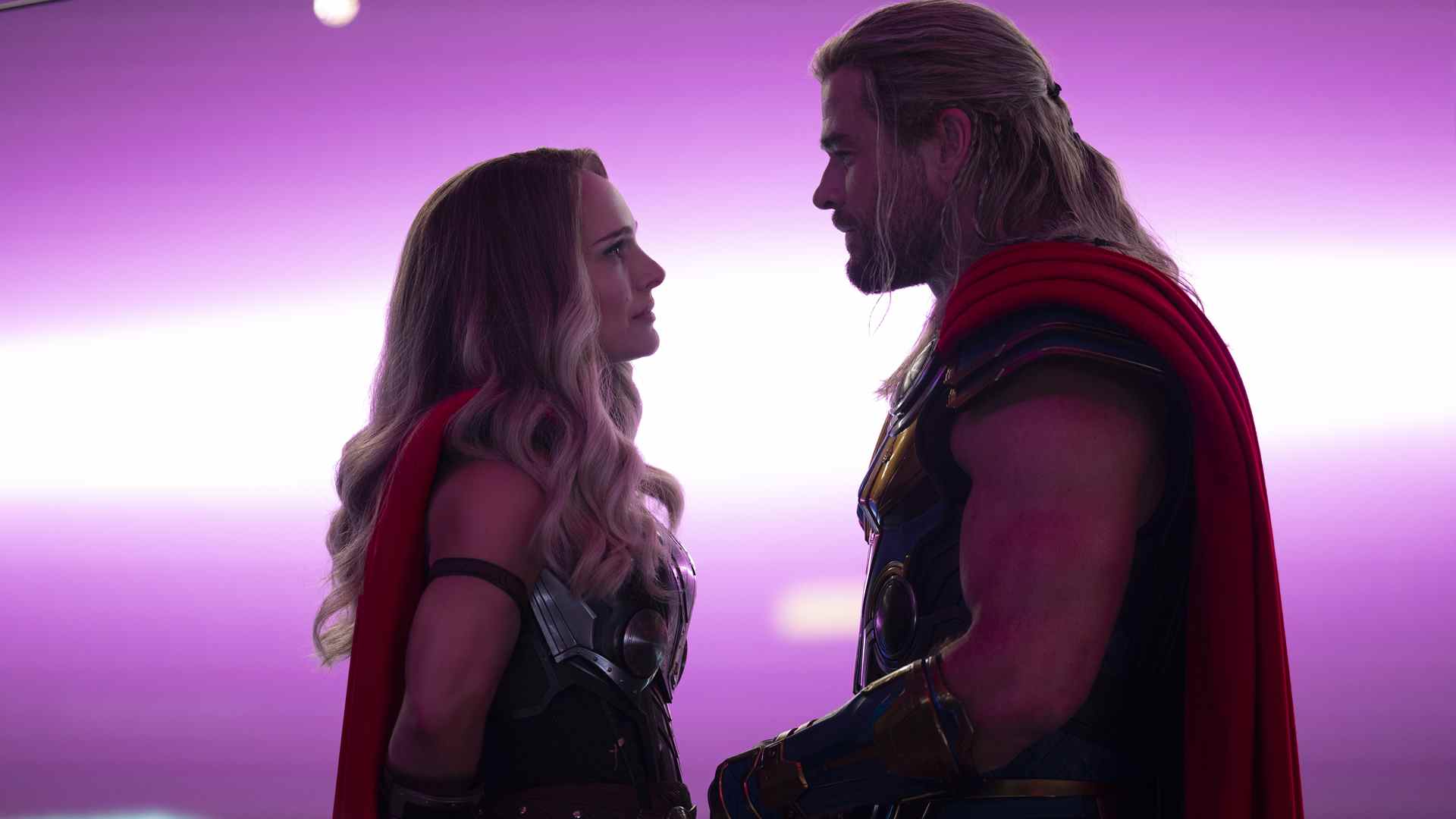 Thor et Jane Foster se retrouvent face à face dans un autre royaume de Thor : Love and Thunder