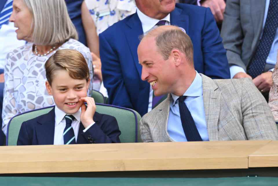 Le prince George a été vu en train de rire avec son père, le prince William, alors qu'ils attendaient le début de la finale du simple messieurs à Wimbledon.  (Getty Images)