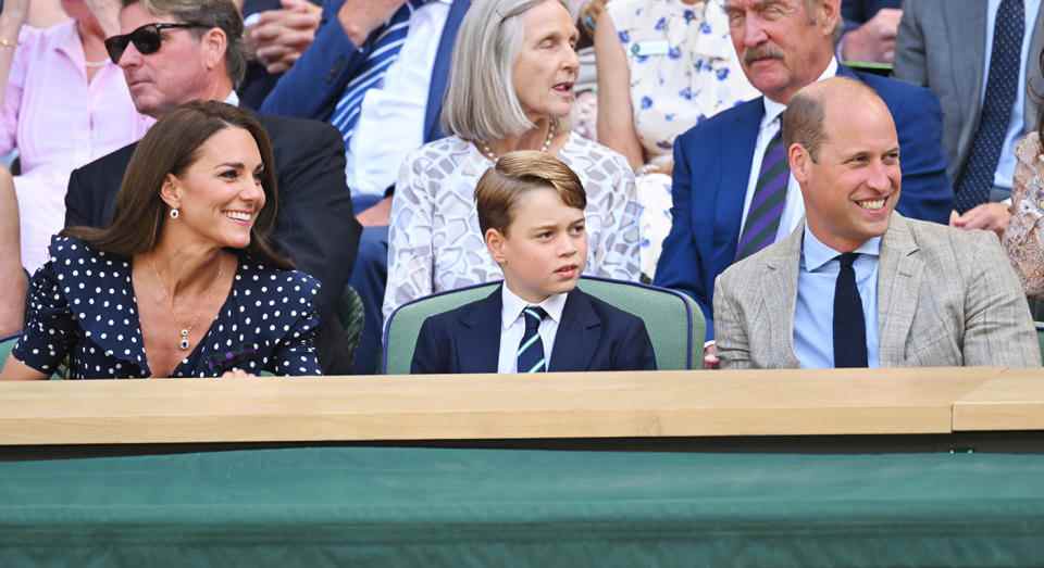 Le prince George avait l'air élégant en costume et cravate alors qu'il était assis entre ses parents dans la Royal Box à Wimbledon.  (Getty Images)