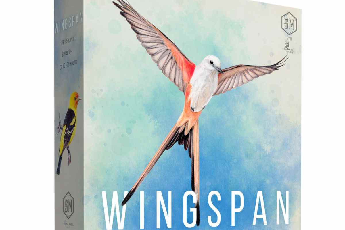 Un oiseau blanc plane sur un fond bleu dans la pochette de Wingspan.