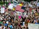 Des militants du droit à l'avortement manifestent devant le Capitole de l'État du Colorado à Denver quatre jours après que la Cour suprême des États-Unis a invalidé le droit à l'avortement. 