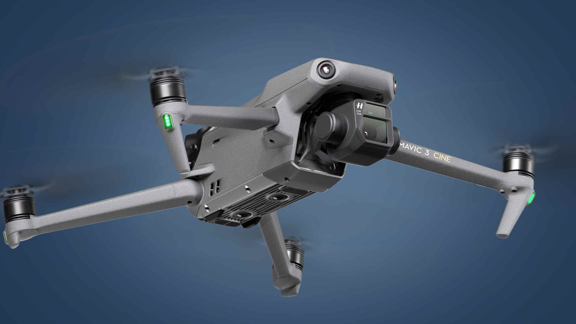 Le drone DJI Mavic 3 en vol sur fond bleu