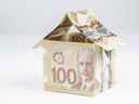 Les prêts hypothécaires inversés fonctionnent généralement comme des marges de crédit sur valeur domiciliaire et permettent aux Canadiens d'augmenter la valeur nette de leur maison en échange d'une somme forfaitaire en espèces ou d'un flux constant de paiements.