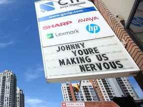 Un panneau sur le devant de la technologie de bureau CIP au centre-ville de Calgary partage une opinion mardi après-midi.