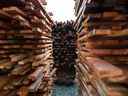 Piles de bois coupé dans une scierie à Sooke, en Colombie-Britannique.