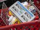 Le prix des aliments achetés dans les magasins a augmenté de 9,7 % en mai par rapport à il y a un an.