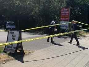 Un homme est mort après une fusillade ciblée jeudi matin dans le bloc 8200 de la 128e rue à Surrey.  Photo : Harold Munro.