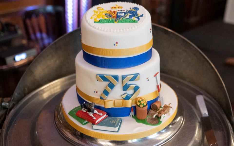 Les décorations du gâteau d'anniversaire comportent les armoiries de Camilla, ses Jack Russells, les couleurs de la course et des livres - David Rose pour The Telegraph