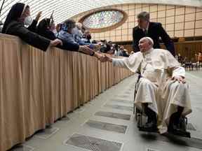 Le pape François rencontre des pèlerins lors d'une audience dans la salle Paul VI du Vatican le 5 mai 2022.