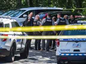 Divers services de police enquêtent sur la mort par balle de Ripudaman Singh Malik au 8236 128th Street à Surrey, en Colombie-Britannique, le matin du jeudi 14 juillet 2022.