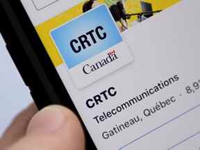 Une personne accède à la page de médias sociaux en ligne du Conseil de la radiodiffusion et des télécommunications canadiennes sur un téléphone cellulaire.