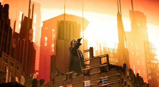 The Weeknd éblouit Philadelphie avec l'ouverture de la tournée High-Tech « After Hours Til Dawn » : la revue de concert la plus populaire doit être lue