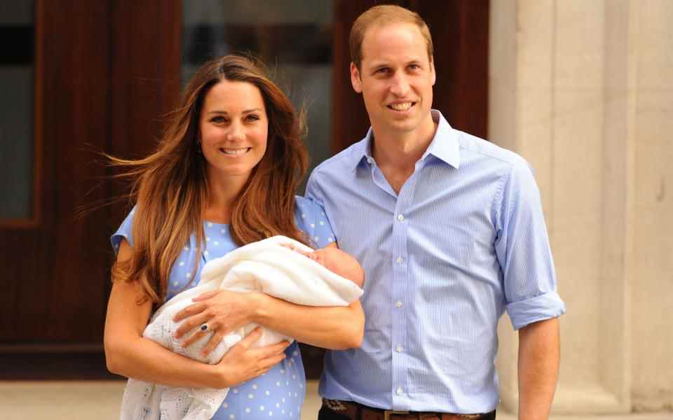 La duchesse et le duc de Cambridge avec le prince George: Christine Hill a dit à William de s'entraîner à attacher son siège bébé en place, 