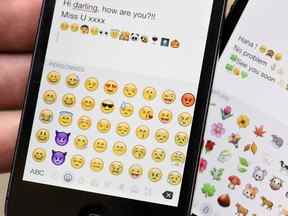 À l'échelle mondiale, plus de la moitié des travailleurs incluent des emoji dans les messages envoyés à leurs collègues.
