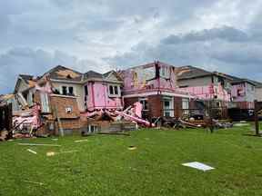 Vue générale des maisons endommagées à la suite d'une éventuelle tornade à Barrie le 15 juillet 2021. BRANDON VIEIRA/REUTERS