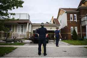 Les services d'urgence examinent une maison dont le deuxième étage a été emporté par une tornade, à Barrie, en Ontario, le jeudi 15 juillet 2021. LA PRESSE CANADIENNE/Christopher Katsarov