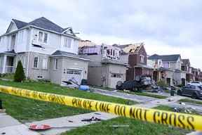 Dommages laissés après qu'une tornade se soit abattue dans un quartier de Barrie, en Ontario, le jeudi 15 juillet 2021. LA PRESSE CANADIENNE/Christopher Katsarov