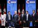 Les candidats, de gauche à droite, Leslyn Lewis, Roman Baber, Jean Charest, Scott Aitchison, Patrick Brown et Pierre Poilievre se tiennent sur scène après le débat à la direction du Parti conservateur du Canada en anglais à Edmonton, le 11 mai 2022.