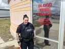 Const.  Jennaye Norris de la police de la tribu des Blood pose à Standoff, en Alberta, le lundi 9 mai 2022. Norris est la coordonnatrice de la traite des personnes au service de police.