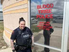 La gendarme principale Jennaye Norris de la police de la tribu des Blood pose à Standoff, en Alberta.  le lundi 9 mai 2022. ]
