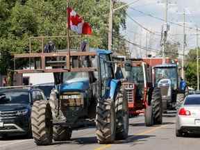 Des conducteurs de tracteurs manifestent lors d'un événement prévu avec le Premier ministre canadien Justin Trudeau qui a été annulé à Embrun, Ontario, Canada, le 15 juillet 2022.