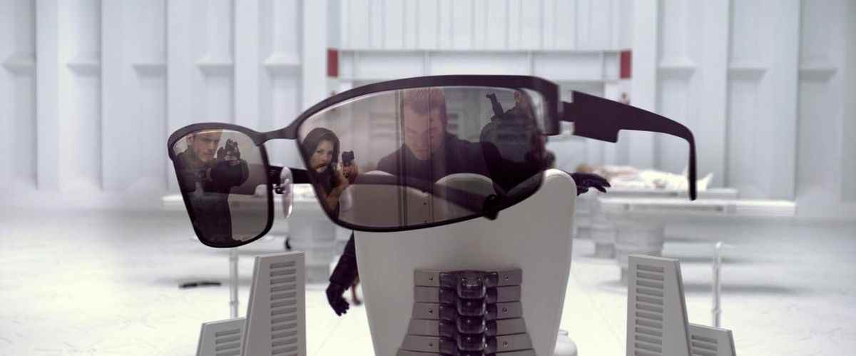 Un aperçu de Milla Jovovich combattant Wesker dans un film Resident Evil, vu à travers les nuances emblématiques de Wesker.